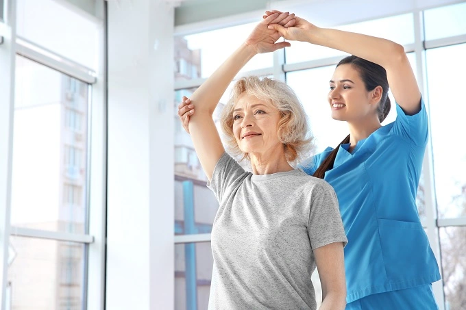 Las personas con artritis se pueden beneficiar de la practica del método Pilates
