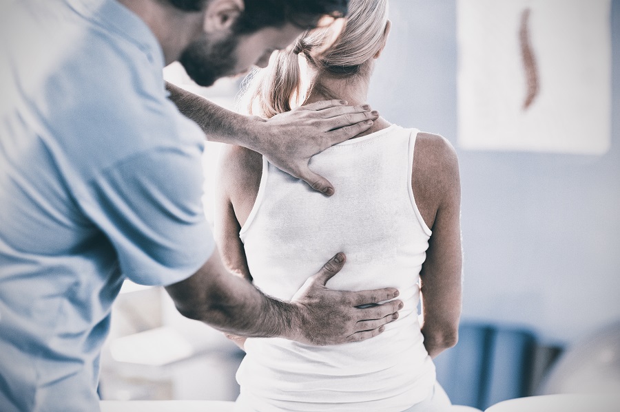 Osteopatía para el dolor crónico osteópata valorando la columna vertebral